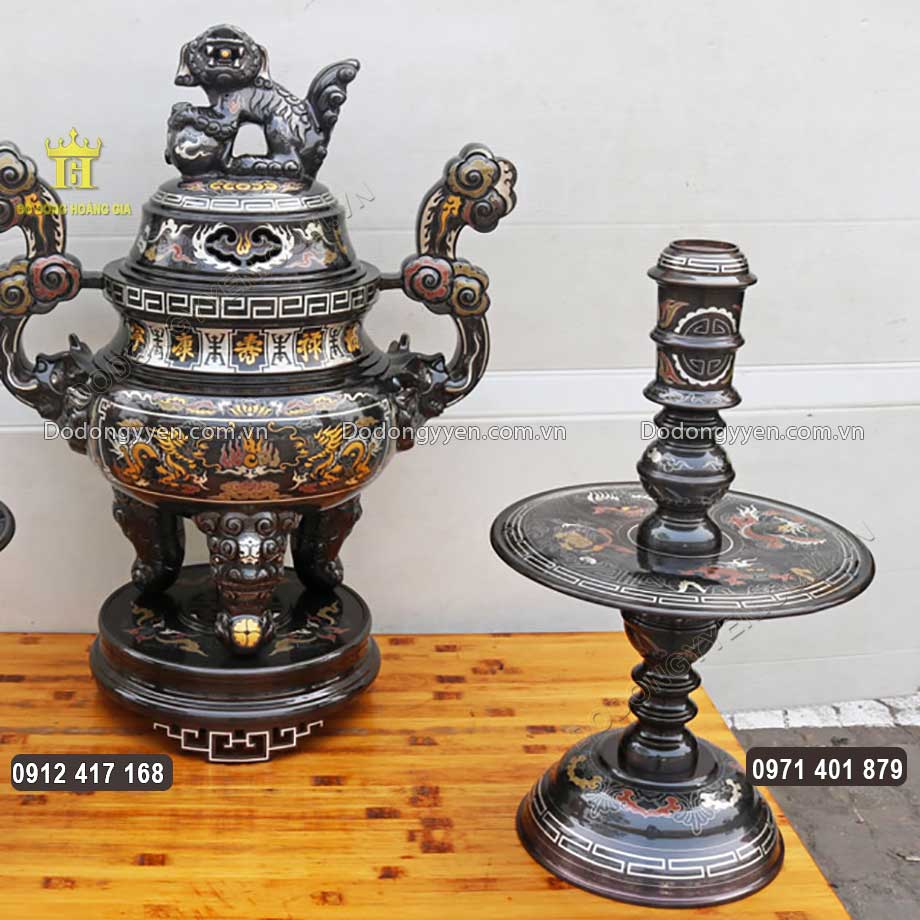 Họa tiết hoa văn tr&ecirc;n đ&ocirc;i ch&acirc;n nến được chạm khắc sắc n&eacute;t, tinh xảo